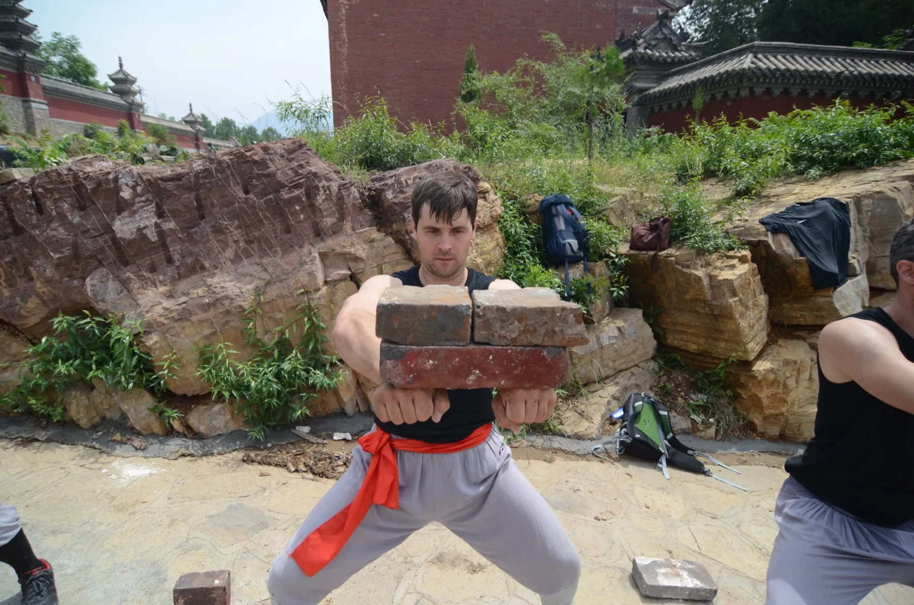 Shifu Juan Manuel rompiendo un ladrillo en el Templo de Shaolin Shifu Juan Manuel rompiendo un ladrillo en el Templo de Shaolin